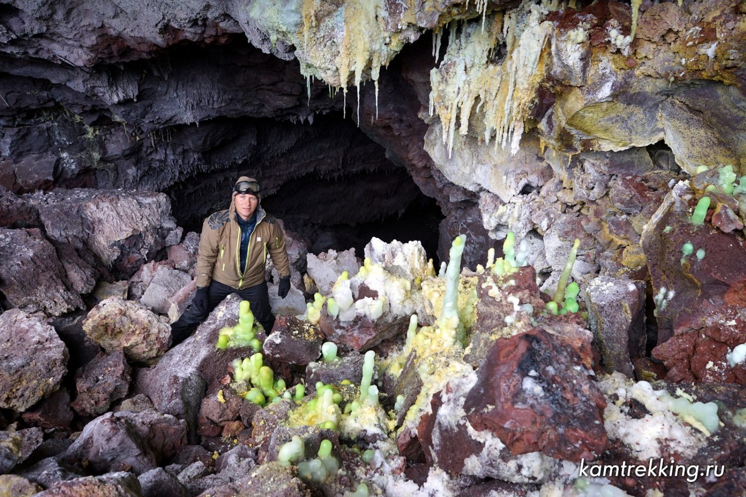 Туры на Камчатку, пещеры Толбачика, сталогмиты