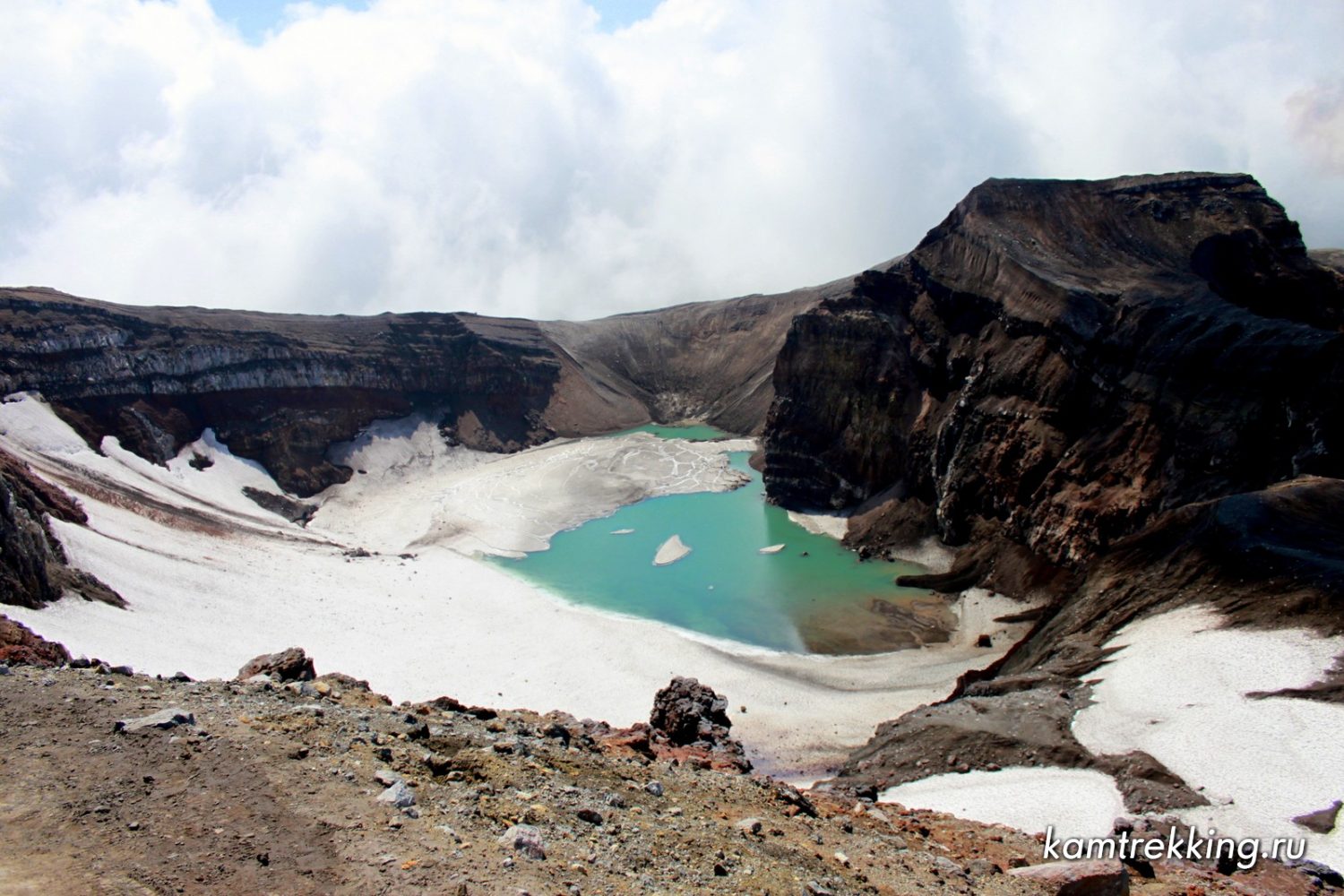 Экскурсии на Камчатке, озеро в кратере Горелого вулкана